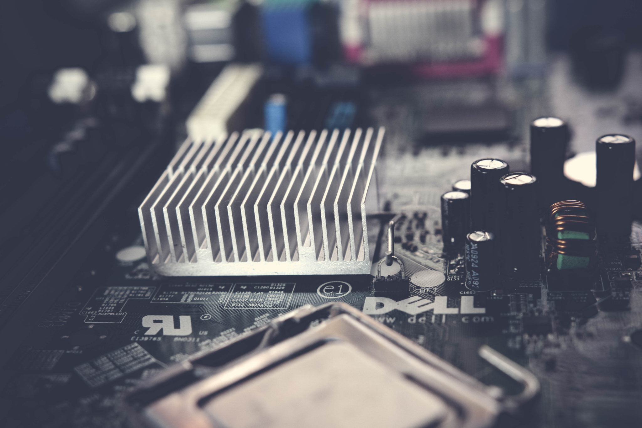 What is the Difference Between Extruded Aluminum and Cast Aluminum?