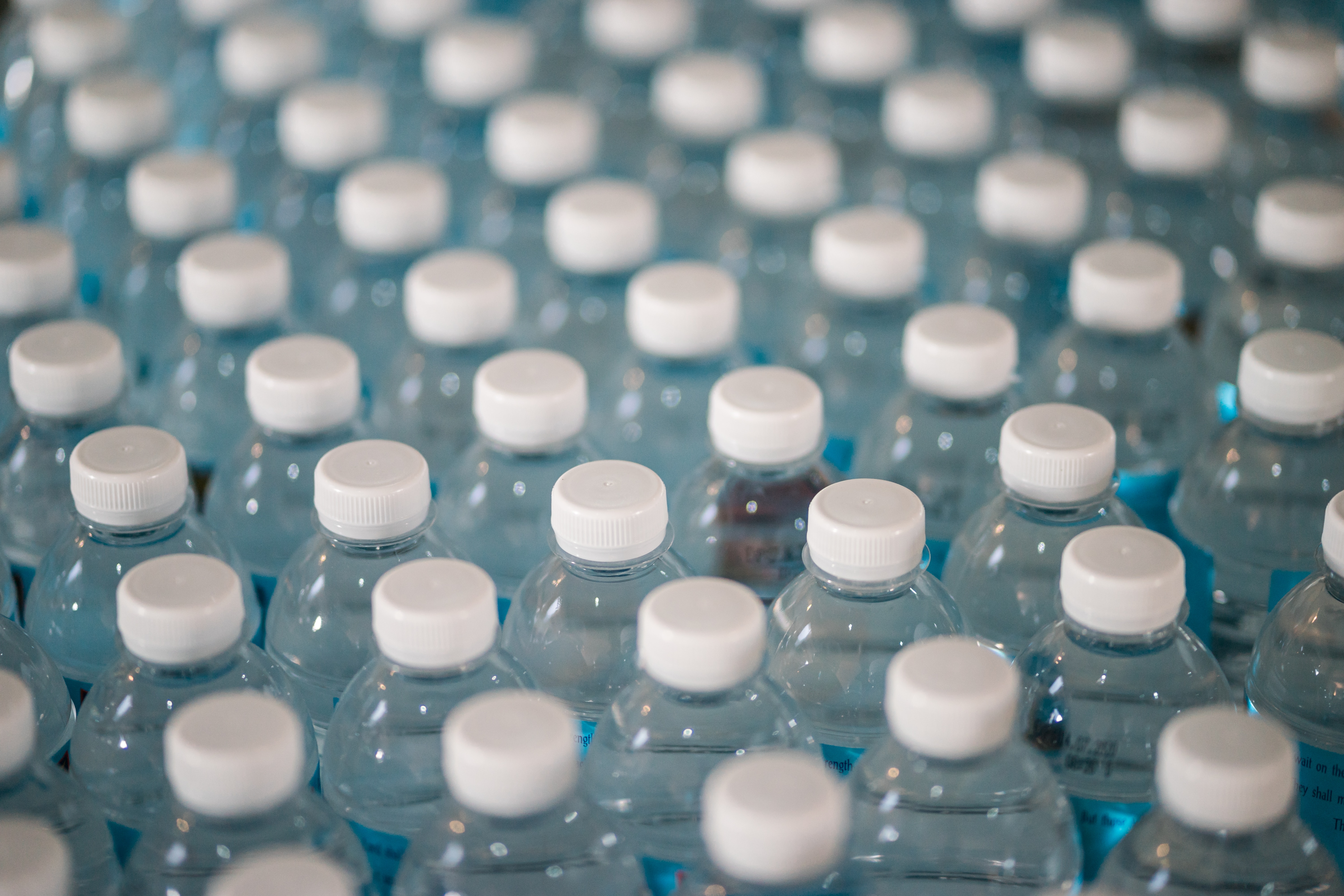 Plastik Su Şişeleri Üretiminde Şişirme Yöntemi Kullanılıyor| Howard Hassas Metaller Şişirme ile Üretilen Su Şişeleri-Howard Hassas Metaller
